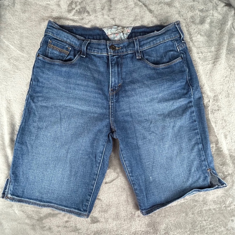 Levis Womens Medium Wash Denim Bermuda Shorts Embroidered Back Pockets Size 8